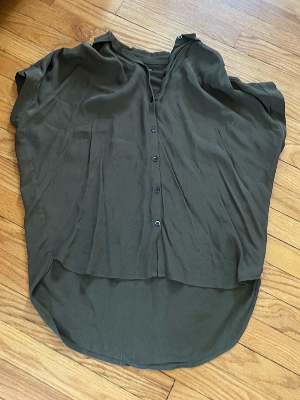 Madewell olive green button up blouse with a flowy fit. Size: XS
